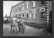 Militares conversam junto a edificio.