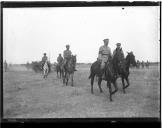 Grupo de militares a cavalo.