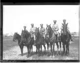 Grupo de militares a cavalo.