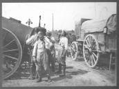 Militares junto a viatura e a peça de artilharia.