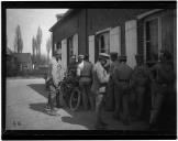 Militares durante uma pausa.