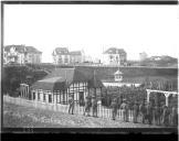 Militares junto a campo de treino.