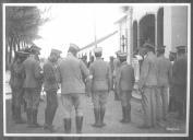 Grupo de militares junto a edifício.