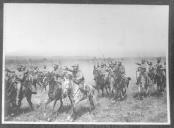 Exercícios militares a cavalo.