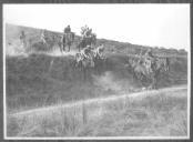 Exercícios militares a cavalo.