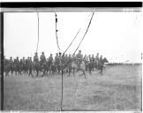 Grupo de militares a cavalo.