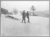 Transporte de ferido em percurso com neve.