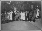 Fotografia de grupo da visita à Escola D. Amélia.