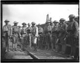 Militares junto a barricada de sacos.