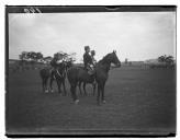 "Rei D. Manuel II no hipódromo."