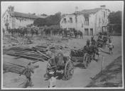 Coluna militar em aldeia.