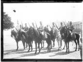 "Cavalaria policiando as ruas."