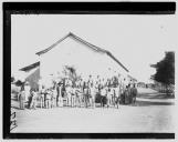 "Malange - Grupo de educandos junto à escola".