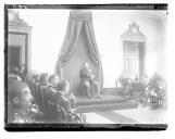 "O rei D. Carlos na sala do trono da Escola do Exército a presidir à inauguração dos trabalhos escolares."