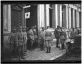 Militares à porta de Hospital Militar.