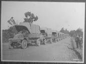 Coluna militar em viaturas automóveis pesadas de carga.