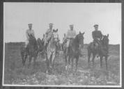 Grupo de oficiais a cavalo.