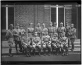 Grupo de militares junto a edifício.