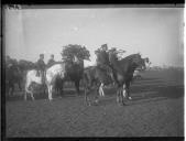 "Rei D. Manuel II com o infante D. Carlos de Espanha no hipódromo de Belém."