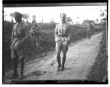 Militares a caminharem em estrada.