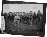 Menino vestido de soldado junto a militares.