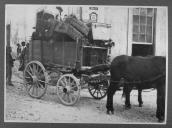 Transporte de malas em veículo de tracção animal.