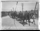 Militares a cavalo e em veículo de tracção animal.