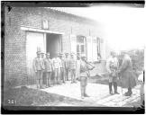 Militares à porta de um edifício.