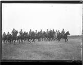 Grupo de militares a cavalo.