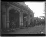 Militares junto a edificio.