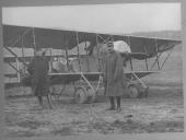 Dois militares junto a avião.