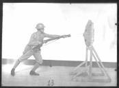 Soldado num treino com sabre-baioneta.