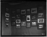 Fotografias do CEP emolduradas e expostas na parede de um edifício.