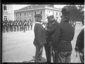 "Condecoração do veterano António Silva pelo Ministro da Guerra Vasconcelos Porto na Escola do Exército."