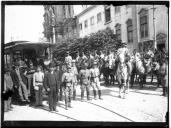 "Cavalaria policiando as ruas."