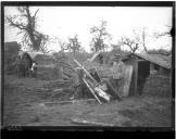 Militares junto a zona destruída.