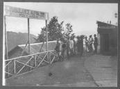 Grupo de militares no posto alpino de ambulâncias.