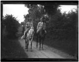 Militares a deslocarem-se a cavalo.