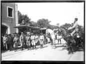 "Cavalaria policiando as ruas."