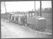 Transporte de material em carruagem de caixa aberta.