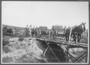 Atravessamento de ponte militar com veículo de tracção animal.