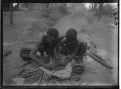 "Congo - Indústria da borracha - Preparação dos blocos".