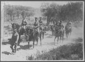 Coluna militar a cavalo.