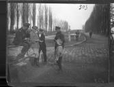 Militares da Royal Horse Artillery junto a criança.