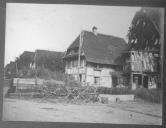 Conjunto de casas em que uma está destruída.