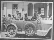 General Tamagnini acompanhado de oficiais em viatura automóvel.