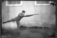 Soldado num treino com sabre-baioneta.