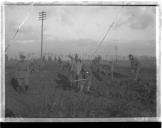 Militares efectuam trabalhos no campo.