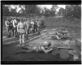 Militares a fazerem tiro de metralhadora.