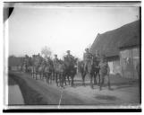 Grupo de militares a cavalo.